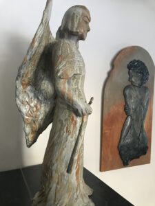 iso enkeli ja reliefi naisesta takaapäin