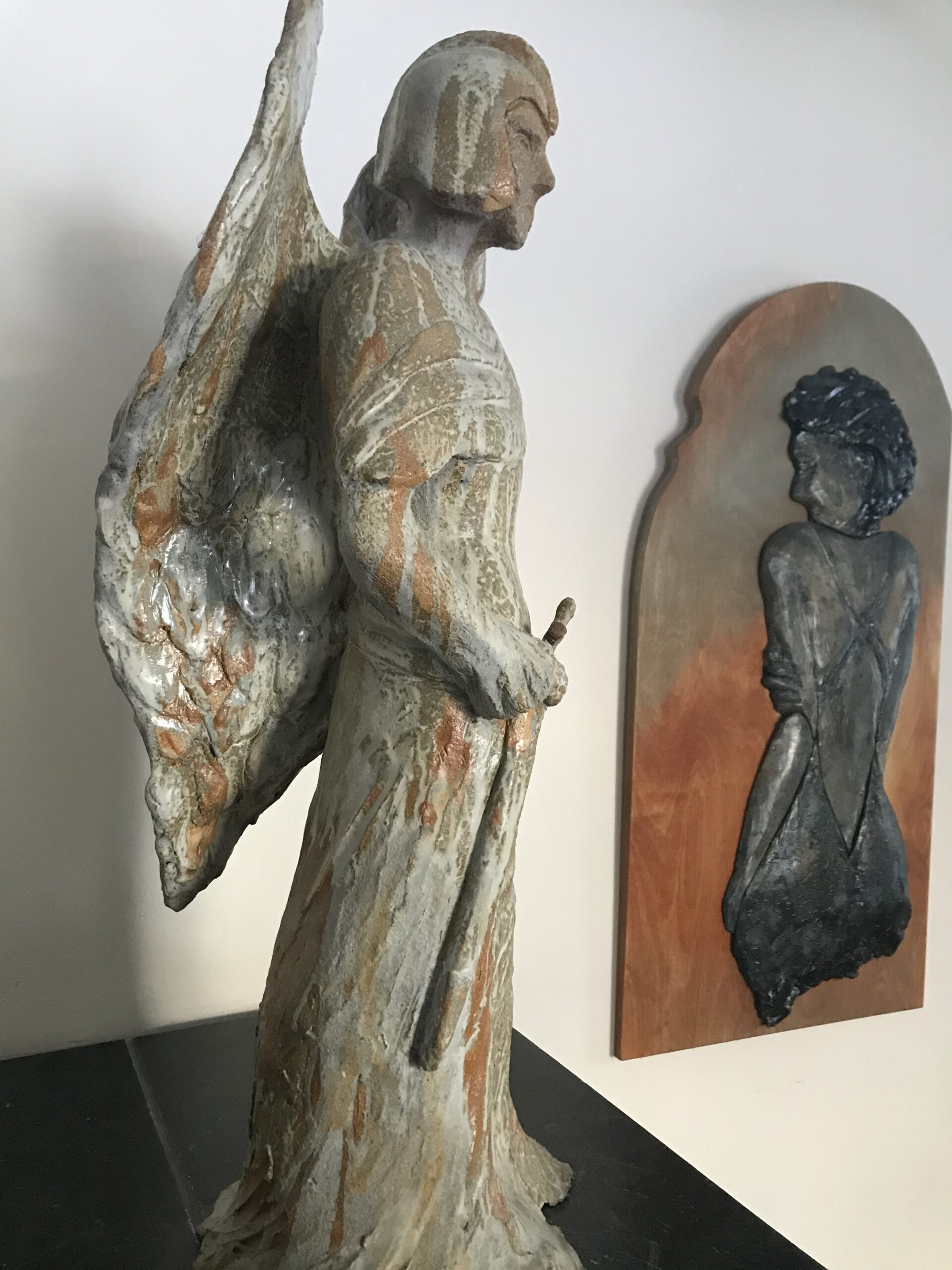 iso enkeli ja reliefi naisesta takaapäin