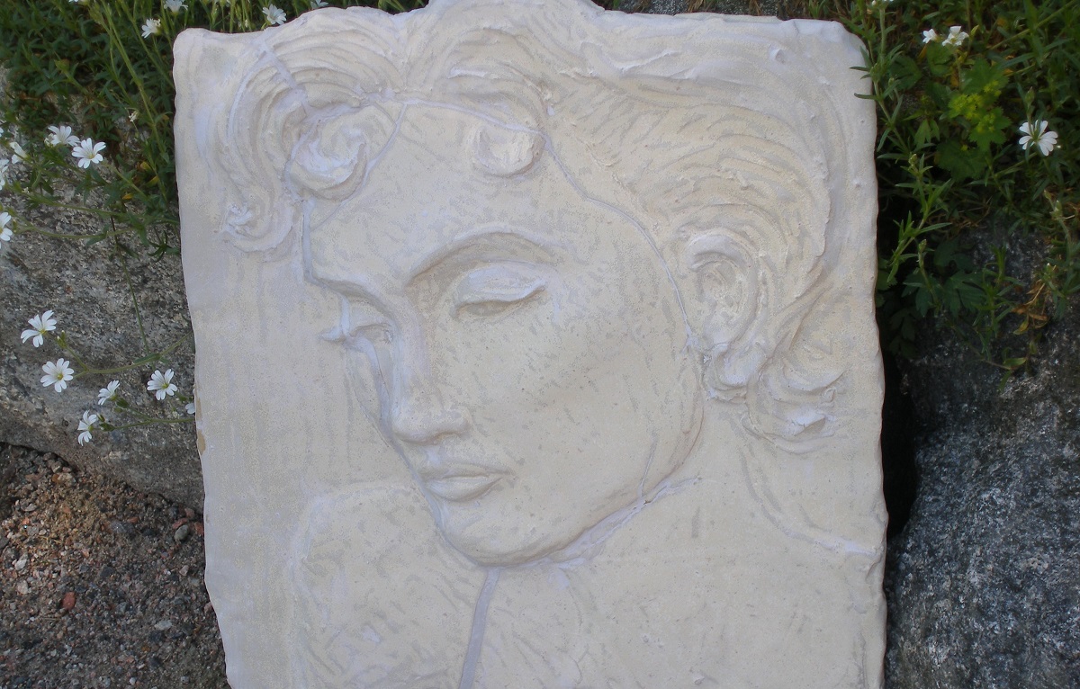 nainen mietteliäänä